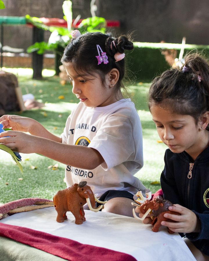 Alumnas del nivel inicial jugando en el jardín